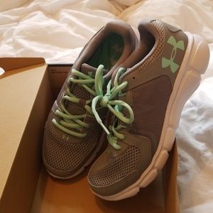 Womens Under Armour size 8 shoes gray mint